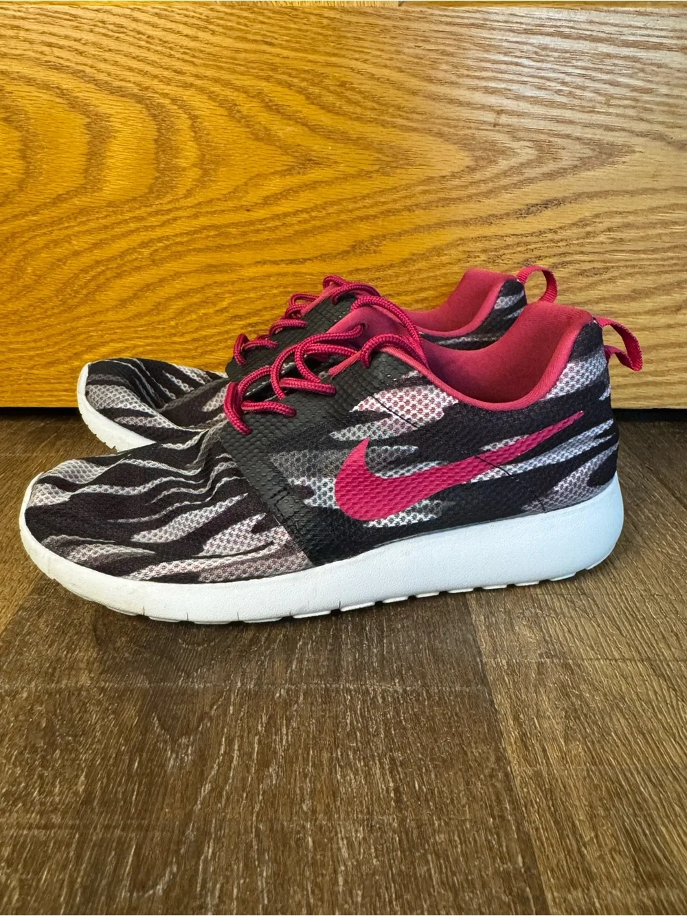 Nike Youth Size 6Y Roshe Run Tiger Camo Pink Black Sneakers GS Big Kid Girls